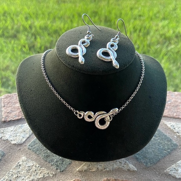 Silver snake set ( earrings + necklace ) goth Halloween spooky jewelry sets - Picture 7 of 7